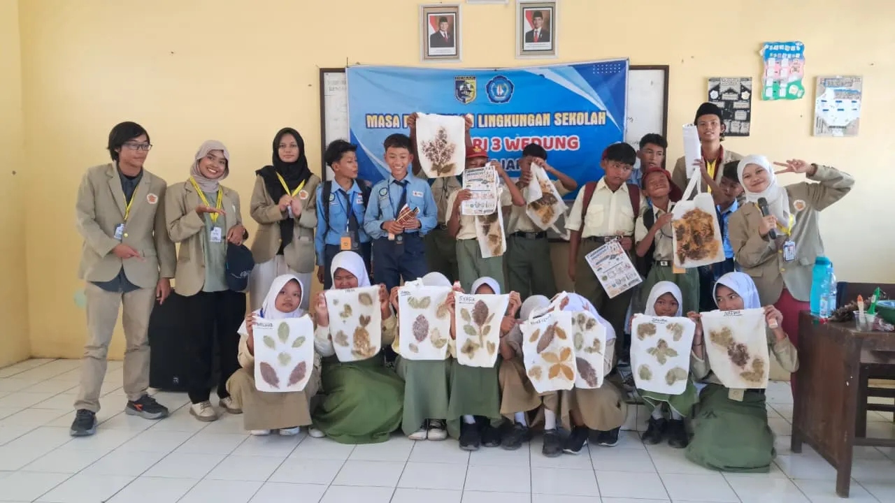dokumentasi foto bersama hasil ecoprint dengan kkn ppm ugm