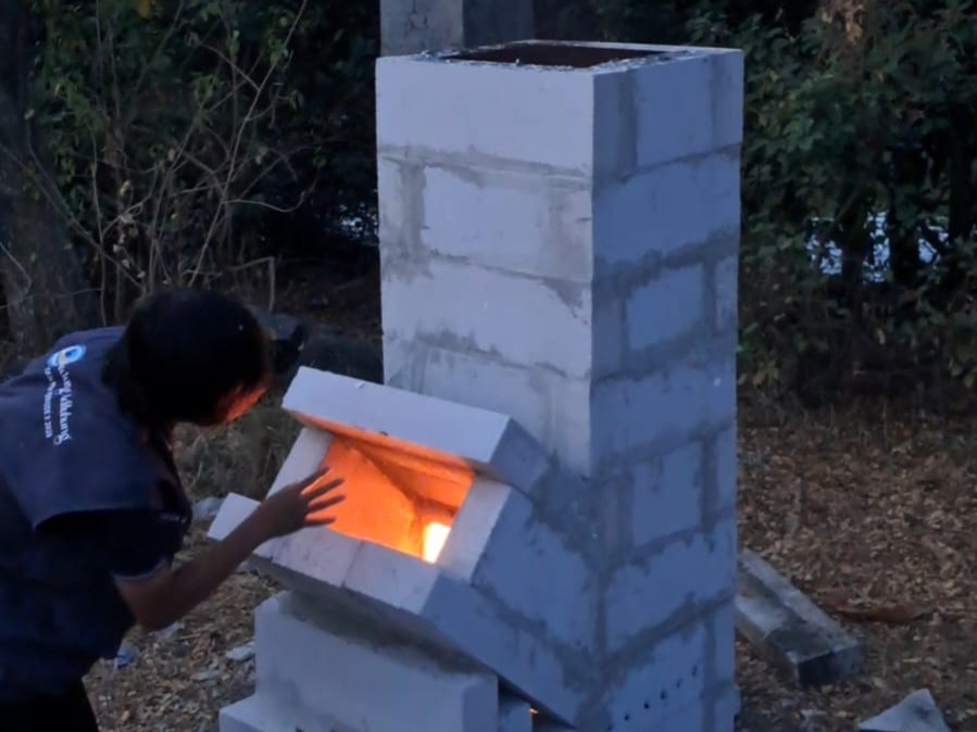 foto dokumentasi pengujian pembakaran sampah dengan incinerator
