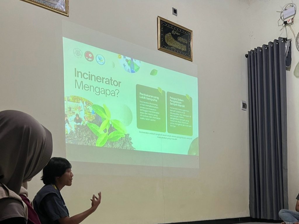 foto dokumentasi sosialisasi incinerator oleh M. Azza Bihablillah